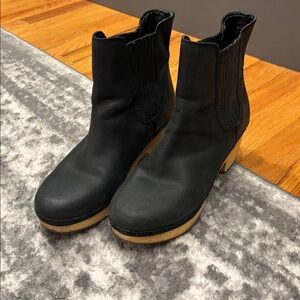 FRYE AND CO. Black Leather Clogs